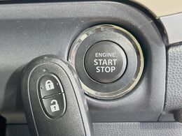 【キーレススタートシステム】カバンやポケットに入れたままでもドアの施錠・解錠が可能なスマートキーを装備。エンジンのオン・オフ時もカギを取り出す必要が無いからとっても便利です♪