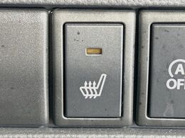 【シートヒーター】寒い日に重宝するシートヒーター！エアコンより早く温まってくれるので寒がりの人も安心ですね♪エアコンの温風は乾燥するから苦手、という方にもをおすすめです。