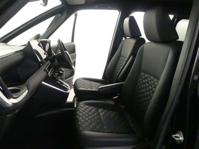 高いホールド性で運転姿勢が安定します。長距離ドライブでも疲れにくいのが魅力です。快適なドライビングライフをお送りください♪