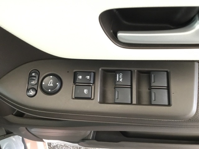 電動格納式リモコンドアミラーと、パワーウィンドウマスタースイッチ等は運転席ドアにあります。
