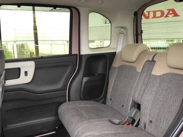 ホンダ独自の技術、センタータンクレイアウトにより、軽自動車とは思えない室内空間です。