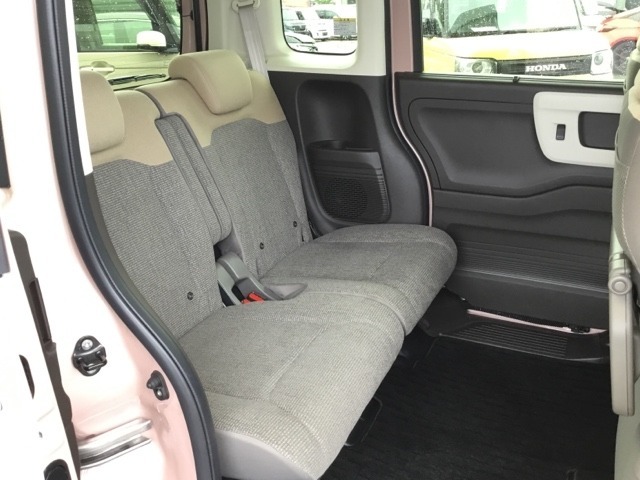 狭い駐車場でも、スライドドアならチャイルドシートへのお子さまの乗降や荷物の積載もスムーズ。