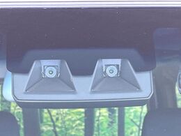 【スマートアシスト】走行中に前方の車両等を認識し、衝突しそうな時は警報とブレーキで衝突回避と被害軽減をアシスト。より安全にドライブをお楽しみいただけます。