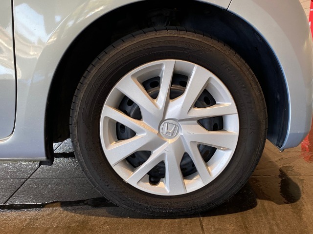 こちらのお車には【純正14インチフルホイールキャップ】を装着しております◎