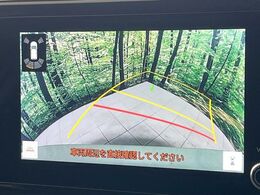 【バックカメラ】駐車時に後方がリアルタイム映像で確認できます。大型商業施設や立体駐車場での駐車時や、夜間のバック時に大活躍！運転スキルに関わらず、今や必須となった装備のひとつです！
