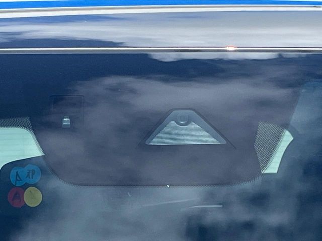【i-ACTIVESENSE】走行中に前方の車両等を認識し、衝突しそうな時は警報とブレーキで衝突回避と被害軽減をアシスト。より安全にドライブをお楽しみいただけます。
