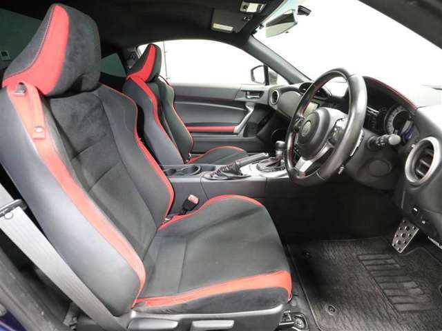 ゆったり室内で運転もしやすいです♪使い勝手の良い配置も考えられています！！