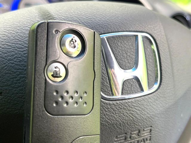 【Hondaスマートキー】カバンやポケットに入れたままでもドアの施錠・解錠が可能なスマートキーを装備。エンジンのオン・オフ時もカギを取り出す必要が無いからとっても便利です♪