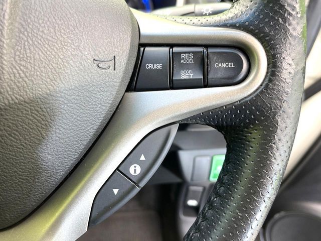 【クルーズコントロール】高速道路もラクラク走行。アクセルを離しても一定速度で走行ができ、長距離運転時の負担を軽減！加速・減速も簡単なスイッチ操作で調整できます。