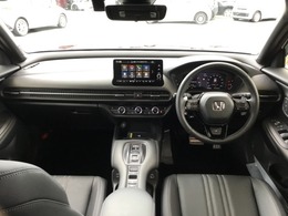 【e:HEV】走行シーンに合わせて、EV・ハイブリッド・エンジンの3つのモードを自動で切り替えるので、街乗りから高速走行までスムーズなドライブを楽しめますよ！