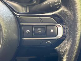 【アダプティブクルーズコントロール】高速道路での長距離走行が楽に！！自動で速度を保つクルーズコントロールが、衝突軽減システムと連携し、前方の車両を感知して車間を保つように速度調節してくれます！！