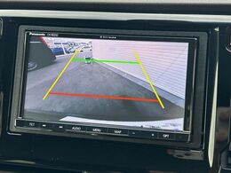 【バックカメラ】駐車時に後方がリアルタイム映像で確認できます。大型商業施設や立体駐車場での駐車時や、夜間のバック時に大活躍！運転スキルに関わらず、今や必須となった装備のひとつです！