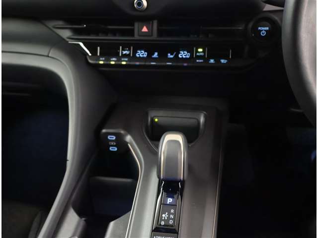 シフトレバーは使いやすい位置に配置です。