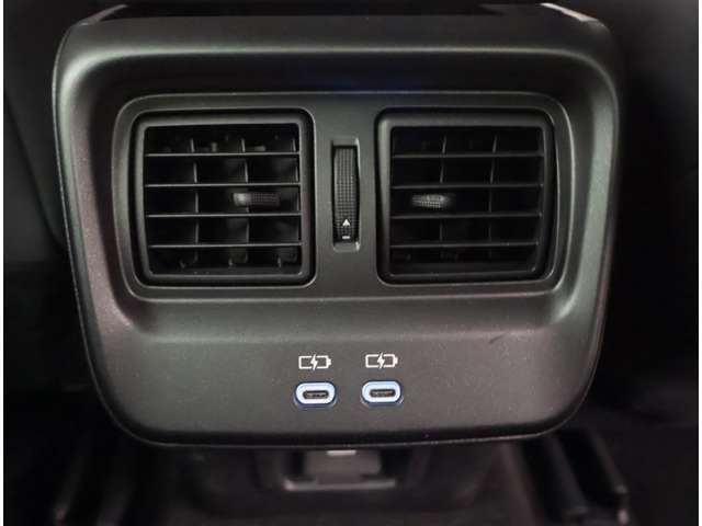 後席用にもエアコンの吹き出し口があり快適です。どの席に座っても快適なドライブが楽しめます♪