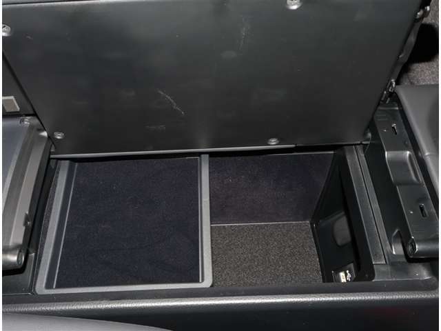 センターコンソール収納スペースが大きくて使いやすいですね！