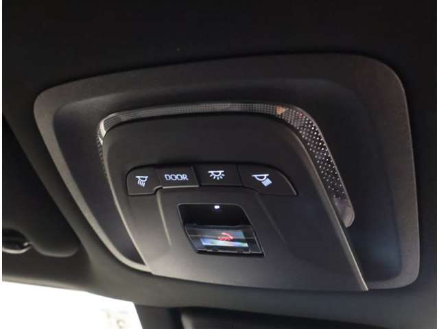 自社商品化センターで輝くボディーと、綺麗で清潔な室内の車に生まれ変わります！もちろん、当社の技術スタッフの手により、すみずみまで点検整備が行われます。ぜひ、お客様の目でお確かめください。