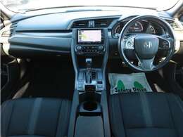 すっきりとしたシビックらしいデザインのダッシュ回り！フロントビューの視認性もよく運転しやすいと思います★