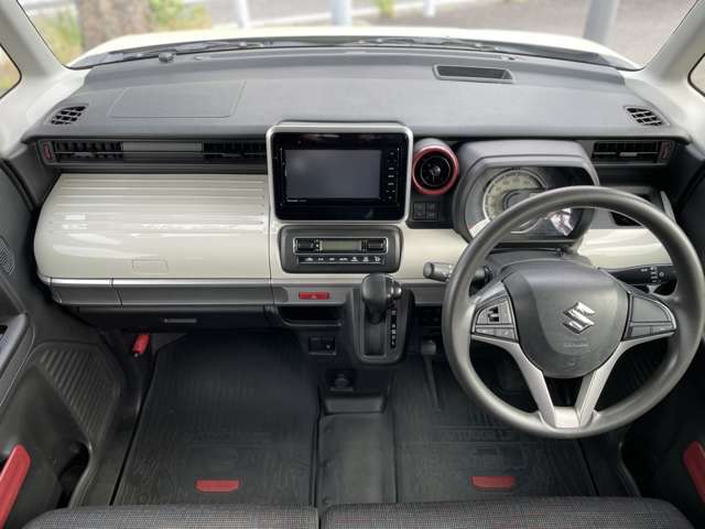 ≪車内前方の全体≫ルームクリーニングを行っておりますのでとても綺麗な状態です。