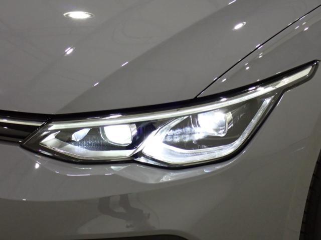 LEDマトリックスヘッドライト「IQ.LIGHT」。マトリックスモジュールに搭載されたLEDを個別に点灯点滅することで、眩惑を最小限に、照射エリアは最大限に確保する最新のヘッドライトシステムです。