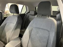 無段階調整の手動シートは衝突安全性を考え、リクライニングをダイヤル式にしております。正しい乗車姿勢によって運転のしやすさと、万が一の際に乗員保護能力を最大限に高めます。