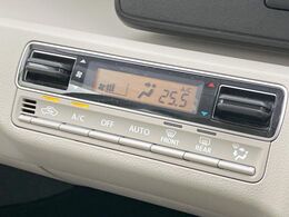 【オートエアコン】一度お好みの温度に設定すれば、車内の温度を検知し風量や温度を自動で調整。暑い…寒い…と何度もスイッチ操作をする必要はありません。快適な車内空間には必須の機能ですね♪