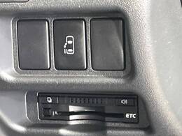 【パワースライドドア】スマートキーや運転席のスイッチでスライドドアの開閉が可能♪電動だから力を入れてドアを開ける必要が無く、小さいお子様でも、重い荷物を持っている時もラクに開け閉めできます♪