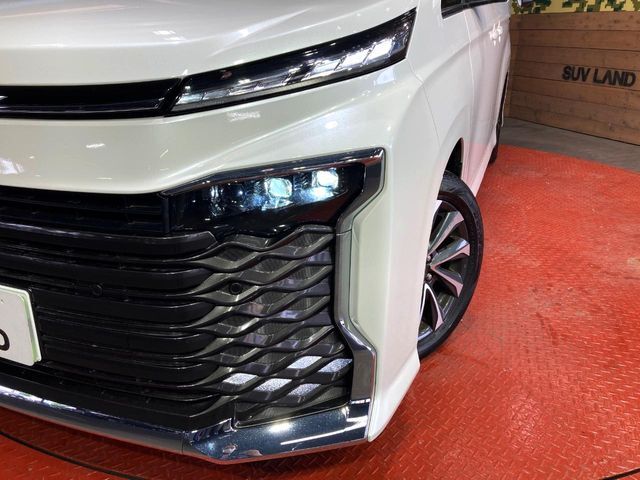 【LEDヘッドライト】悪天候や夜間走行時も良好な視界を確保し安心して運転できる高輝度LEDヘッドライトを装備！点灯速度が早く、消費電力も抑えられています。