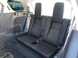 オプションの3列目シートが装備されております。普段はラゲッジスペースの下に格納されており、使われる際は展開し2人用のシートとして使用できます。