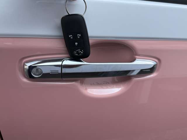 【スマートキー】鍵を取り出さずにドア施錠・解錠が可能。便利で快適な操作性を実現する人気装備です。