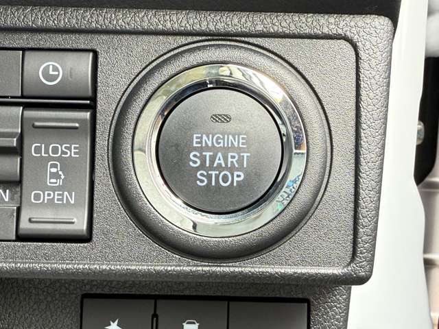 【プッシュスタート】鍵を取り出さずにエンジン始動OK。スマートでスムーズな乗り降りができる便利な人気装備です。