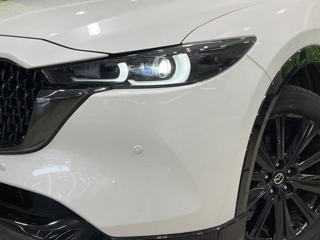 【LEDヘッドライト】悪天候や夜間走行時も良好な視界を確保し安心して運転できる高輝度LEDヘッドライトを装備！点灯速度が早く、消費電力も抑えられています。