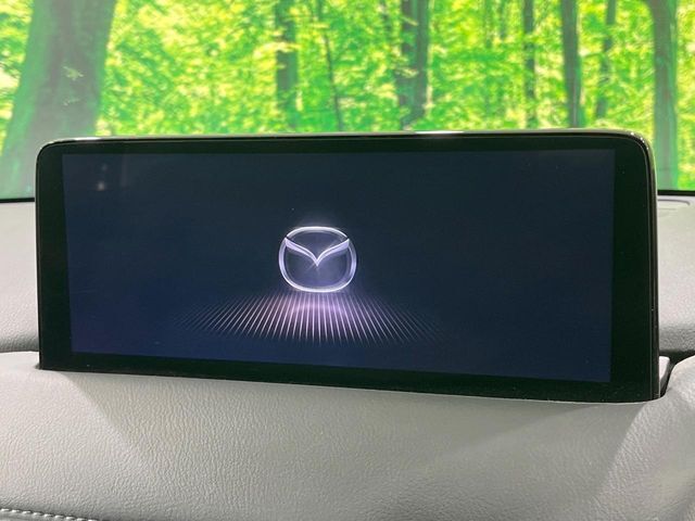 【10.25インチマツダコネクト】車内の雰囲気にマッチした大型ディスプレイ。スマホ接続でのナビ使用やBluetooth再生等、様々な機能が楽しめます。直感的なダイヤル操作が可能で、使い勝手も良好です。