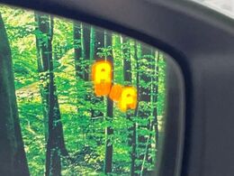 【ブラインドスポットモニタリング】走行中、ドアミラーの死角になりやすい箇所に後続車が接近するとサイドミラー付近に警告を表示、ドライバーに注意喚起をしてくれます。