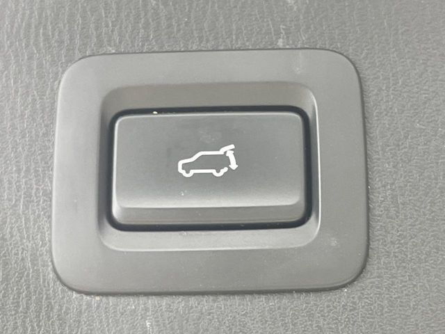 【パワーバックドア】スマートキーや運転席のボタンを押すだけでリアゲートが自動で開閉します！荷物を持っている時や、高い位置にあるバックドアを閉める際に便利な機能です♪