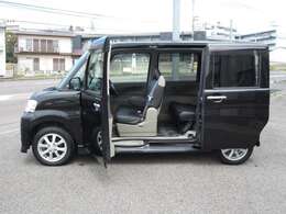 左側電動スライドドアで、フロントとの境がピラーレスになっており、大きい荷物の出し入れや、乗り降りがしやすく便利な仕様になっております。