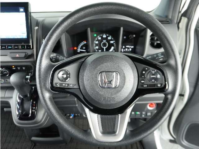 【Honda SENSING】 カメラ等装置で精度の高い検知能力を発揮、安全運転を支援します。ステアリング上のコントローラーに注目！