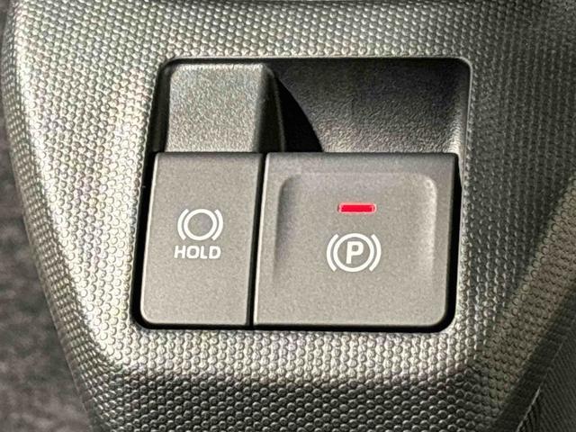 指先だけで簡単に操作が可能な電動パーキングブレーキを採用。「HOLD」スイッチを押すと、渋滞や信号待ちなどでブレーキペダルから足を離しても、ブレーキを保持するので安心です