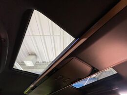 【パノラマルーフ】大型のガラスルーフ搭載で車内の解放感が一気にアップ！開放的なドライブをお楽しみいただけます。
