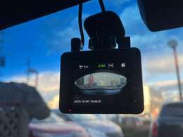 ドライブレコーダーが最初から装備されており、後から取り付ける手間もございません♪もしもの際の証拠になるのはもちろんのこと、あおり運転やいたずらの抑止力となり愛車を守ってくれますね♪