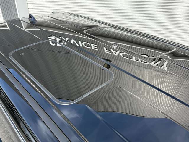 【ツインムーンルーフ】開放感たっぷりのツインムーンルーフが装着されています！車内に明かりを取り入れたり景色を楽しむのに、最適です！遮光シェードが装備されておりますので、夏の暑い日でも快適に使えます！