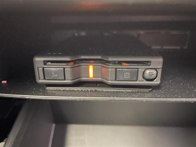 【ETC】有料道路を利用する際に料金所で停止することなく通過できる、ETC車載器（ノンストップ自動料金収受システム機器）が装備されています。セットアップを行うことで利用可能になります。