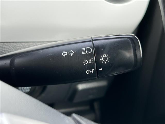 運転席周りのスイッチ類になります。様々な装備がついておりますので、ご不明な点があれば、いつでもお問い合わせお待ちしております。