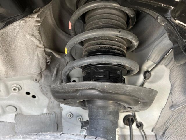 お車を安心してお乗りいただく為には、足回りの定期点検が欠かせません。サービスサポート（有償保証）では無料点検もご提供しており、安心のカーライフをお過ごしいただけるサポート体制が整っています。