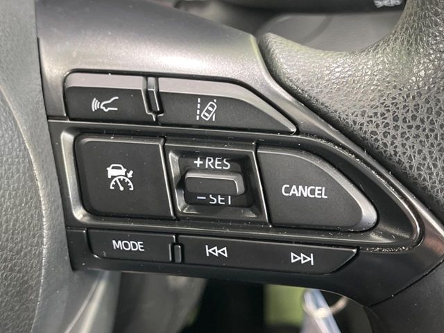 【レーダークルーズコントロール】高速道路での長距離走行が楽に！！自動で速度を保つクルーズコントロールが、衝突軽減システムと連携し、前方の車両を感知して車間を保つように速度調節してくれます！！