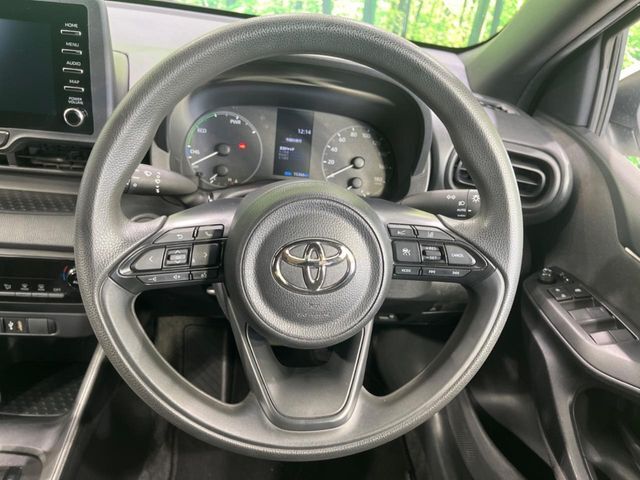 インテリアに合わせたデザインのステアリングは、運転される方のことも考え、運転しやすい形状、大きさです。是非一度、実際に触ってお確かめください。