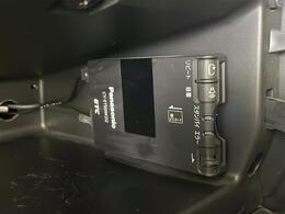 【ETC】有料道路を利用する際に料金所で停止することなく通過できる、ETC車載器（ノンストップ自動料金収受システム機器）が装備されています。セットアップを行うことで利用可能になります。