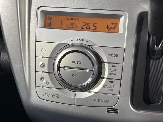 【オートエアコン】一度お好みの温度に設定すれば、車内の温度を検知し風量や温度を自動で調整。暑い…寒い…と何度もスイッチ操作をする必要はありません。快適な車内空間には必須の機能ですね♪