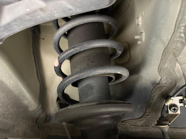 お車を安心してお乗りいただく為には、足回りの定期点検が欠かせません。サービスサポート（有償保証）では無料点検もご提供しており、安心のカーライフをお過ごしいただけるサポート体制が整っています。
