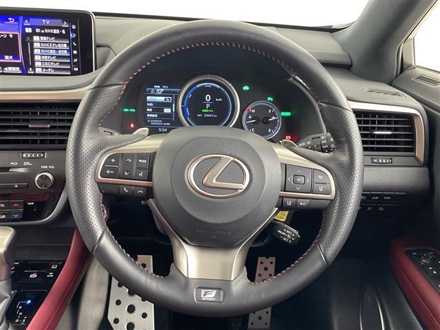 【ステアリングリモコン】手元のボタンから、オーディオやナビなどの操作ができるので、よそ見をせずに安全に運転に集中できます！