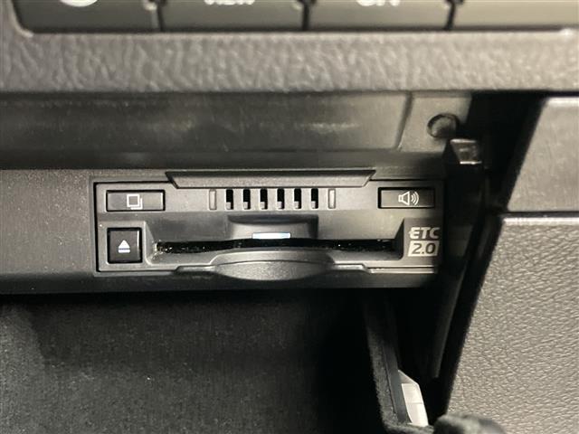 【ETC】有料道路を利用する際に料金所で停止することなく通過できる、ETC車載器（ノンストップ自動料金収受システム機器）が装備されています。セットアップを行うことで利用可能になります。